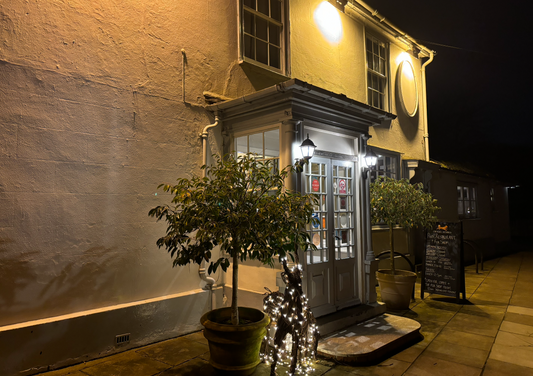 The Fox & Hounds, Hunsdon – A Comprehensive Review of Food, Atmosphere, and History